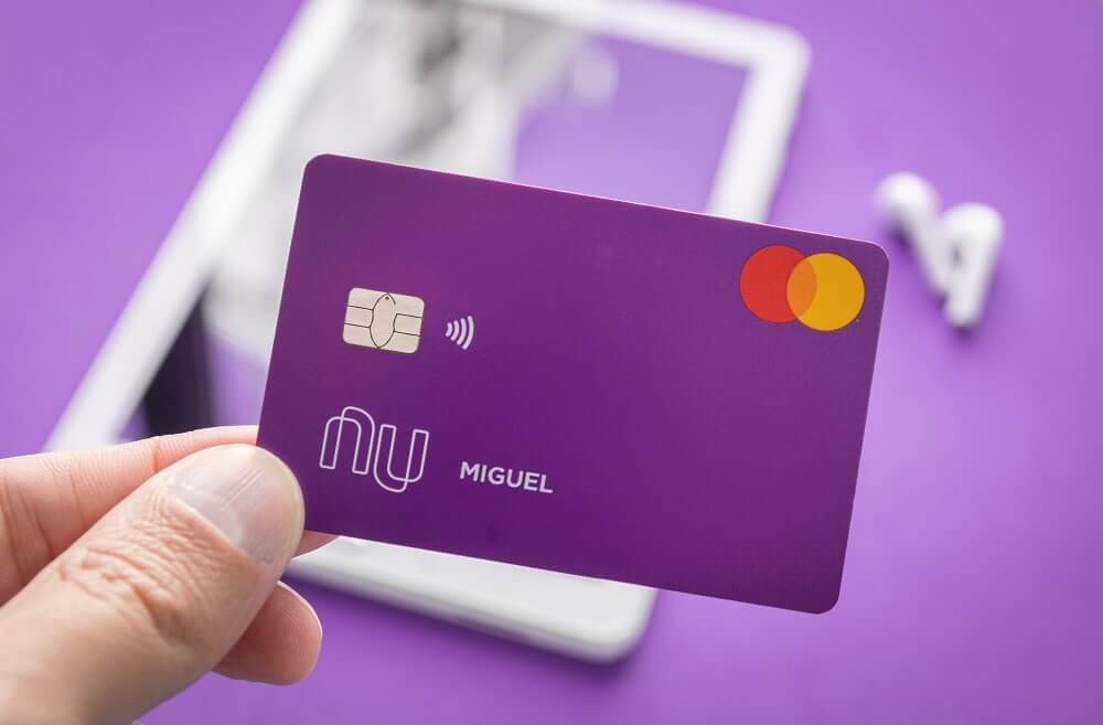 Cartão roxo do Nubank já usado no artigo atual para ilustrar o produto que impulsionou o crescimento inicial da fintech