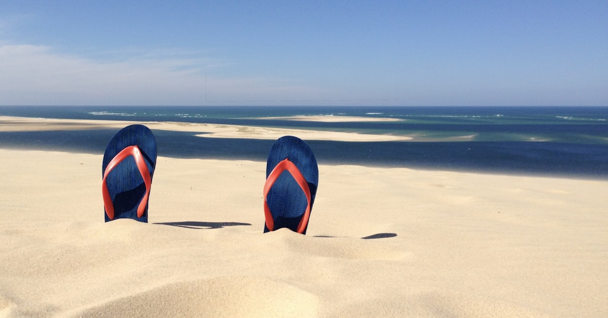 Sandálias sobre dunas de areia em frente ao oceano — a imagem do verão que as Havaianas conquistaram em mais de 100 países