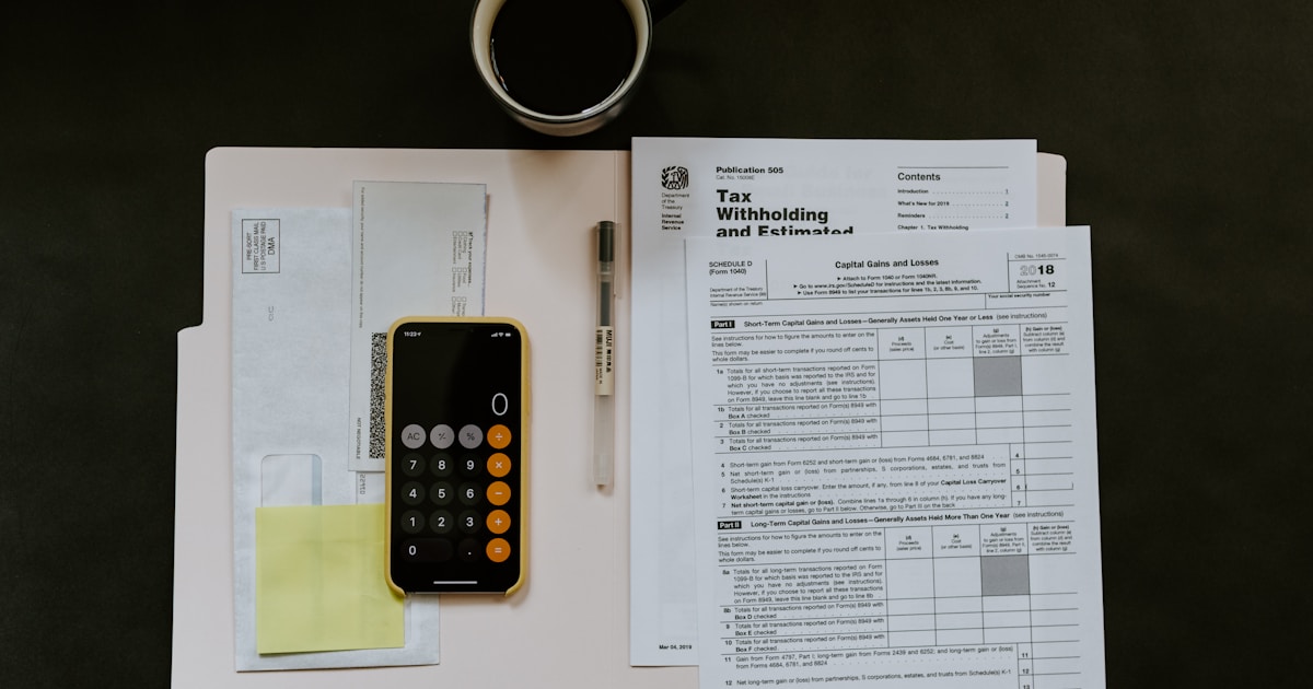 Documentos e legislação fiscal representando a Reforma Tributária brasileira e a adaptação de bancos e empresas às novas regras de CBS, IBS e IS