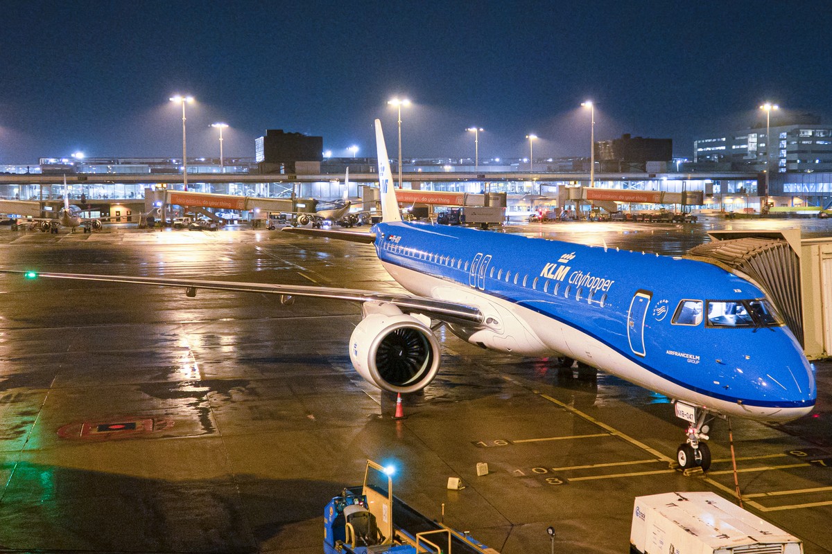 Embraer: da quase falência à 3ª maior fabricante de aviões 3 Embraer E195-E2 da KLM Cityhopper estacionado no Aeroporto de Schiphol, em Amsterdã