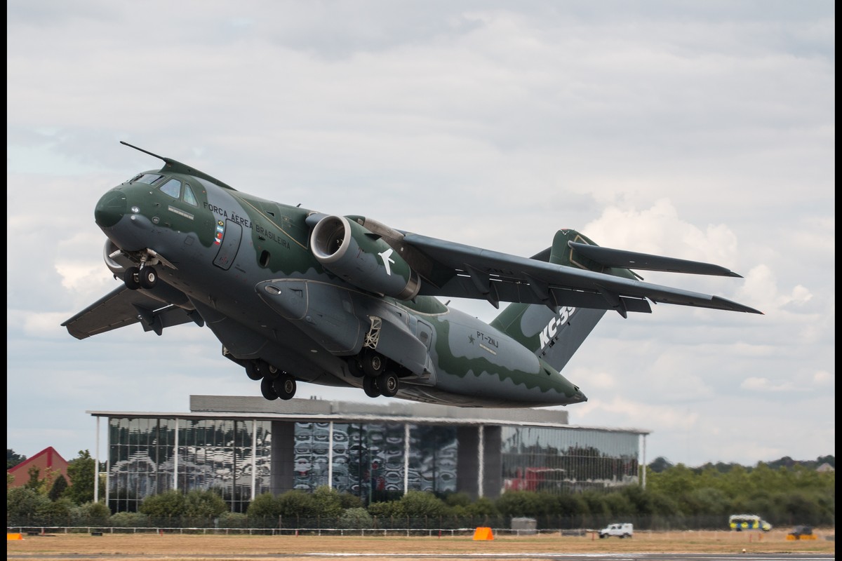 Embraer: da quase falência à 3ª maior fabricante de aviões 4 Cargueiro militar Embraer KC-390 da Força Aérea Brasileira decolando durante o Farnborough International Airshow