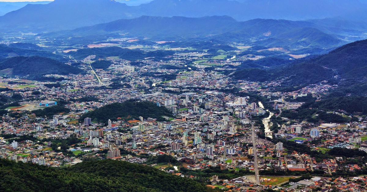 A história da WEG: de uma oficina em Jaraguá do Sul à 3ª maior empresa da B3 2 Vista aérea de Jaraguá do Sul (SC), cidade onde a WEG foi fundada em 1961