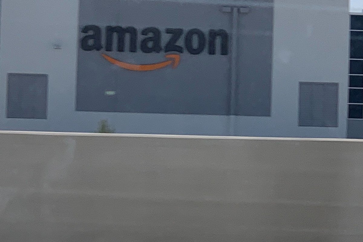 Logotipo da Amazon na fachada de um prédio, símbolo da expansão global da empresa incluindo o investimento recorde no Brasil em 2025
