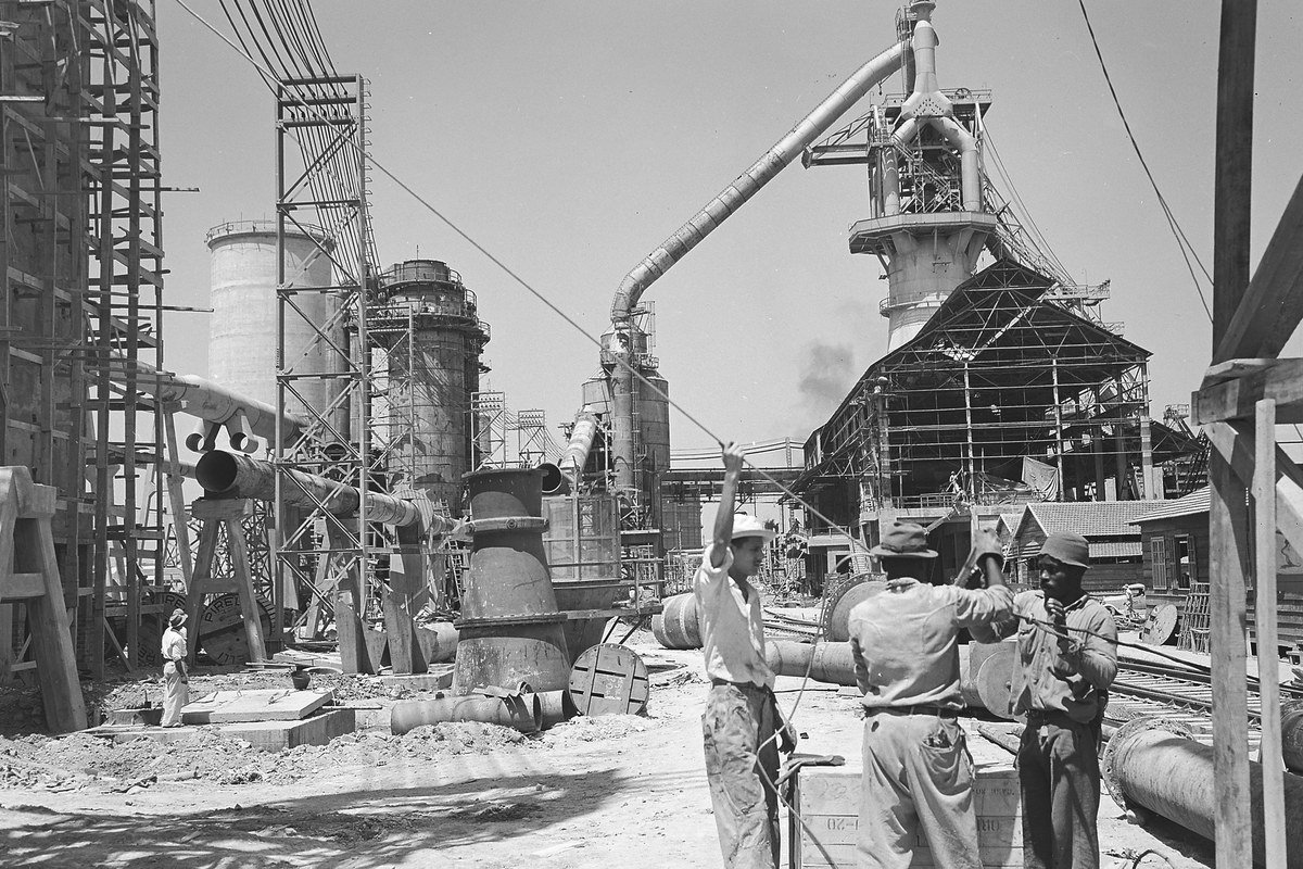 Foto histórica em preto e branco da construção da Companhia Siderúrgica Nacional (CSN) em Volta Redonda, com operários trabalhando na estrutura do alto-forno em 1941
