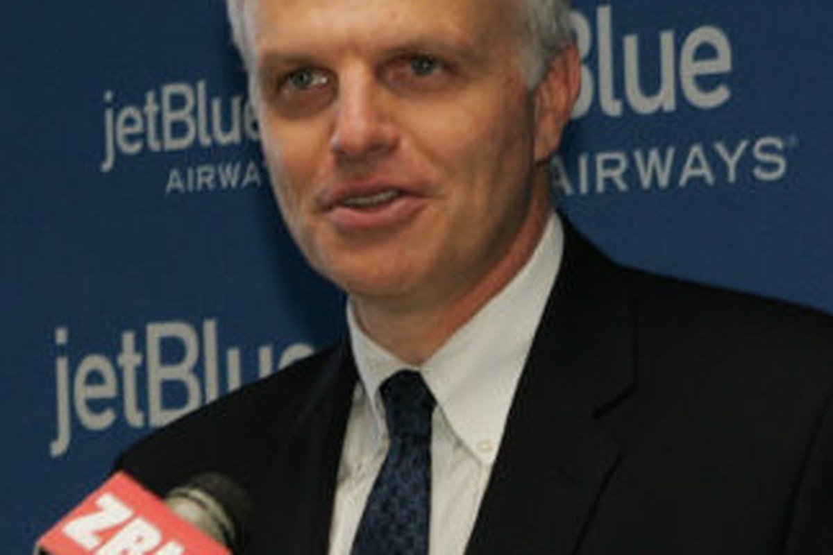 Foto real de David Neeleman, fundador da Azul, em entrevista durante seus anos como presidente da JetBlue Airways, empresa que fundou nos Estados Unidos antes de criar a Azul no Brasil
