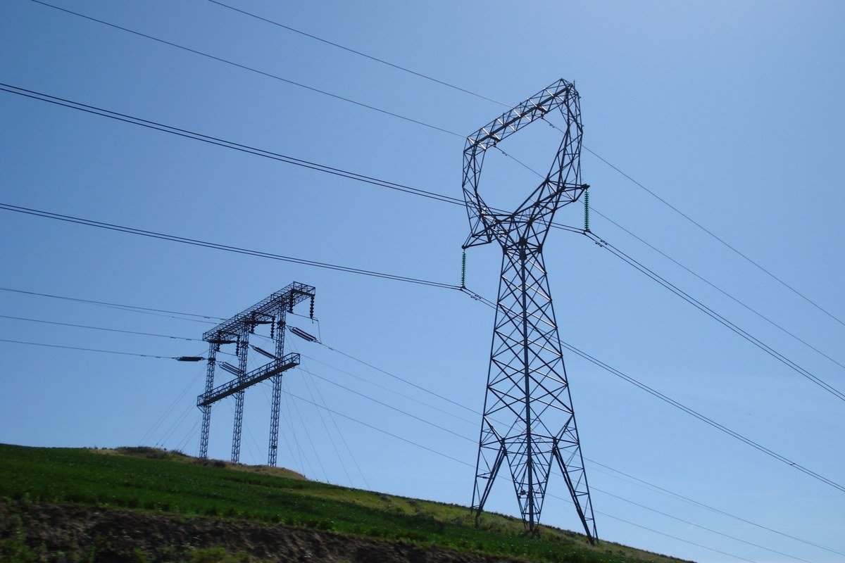 A Eletrobras controla cerca de 40% do sistema de transmissão de energia do Brasil Torres de transmissão de energia elétrica de alta tensão, ilustrando a rede que a Eletrobras controla no Brasil