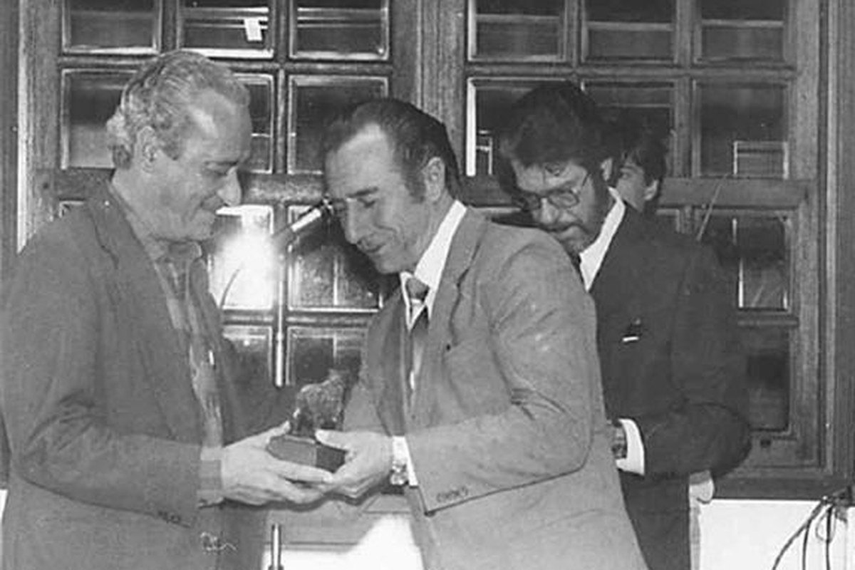 Foto histórica em preto e branco de José Batista Sobrinho, o Zé Mineiro, fundador da JBS, entregando um prêmio em 1973