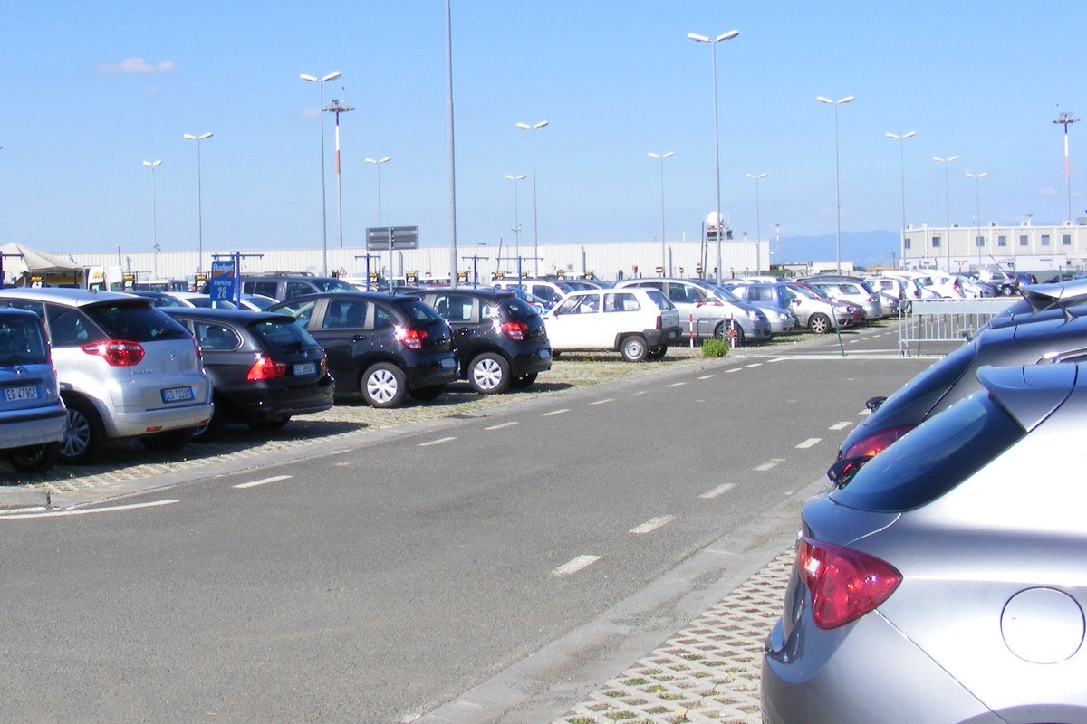 Fileiras de carros estacionados em pátio de locadora, ilustrando a escala de frota de centenas de milhares de veículos que empresas como a Localiza operam hoje