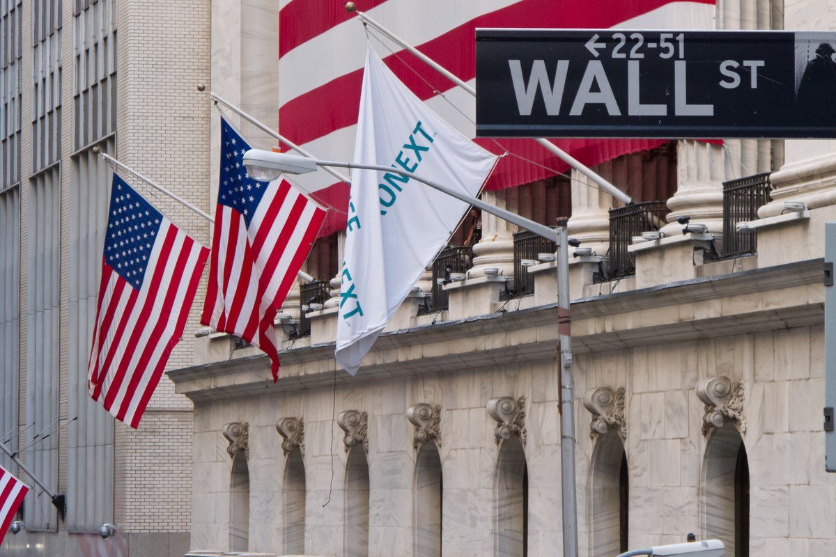 Fachada da New York Stock Exchange (NYSE) em Wall Street, Nova York, onde as ações da JBS passaram a ser negociadas a partir de junho de 2025