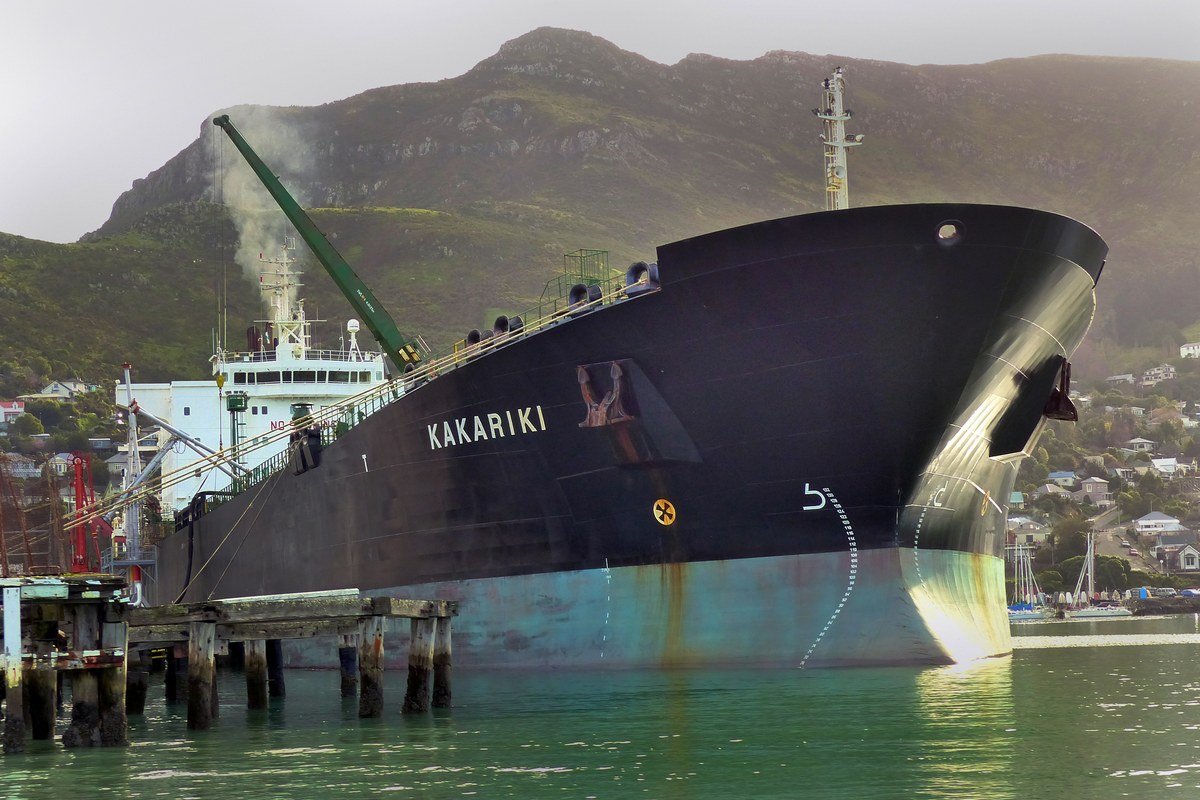 Navio petroleiro atracado, usado para transporte de petróleo cru, ilustrando a logística por trás dos acordos de exportação de petróleo