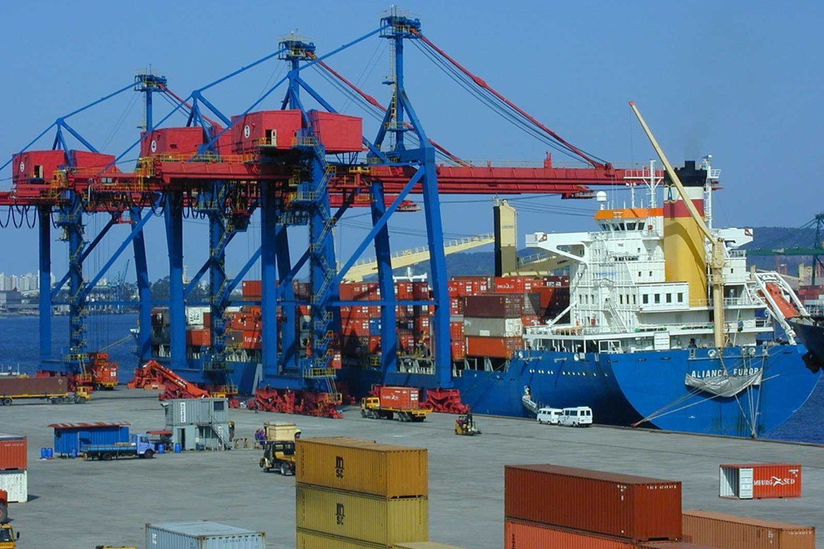Navio de carga e terminal de contêineres no Porto de Santos, principal porta de saída das exportações brasileiras