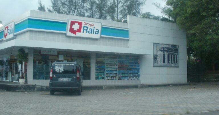 A história da Raia Drogasil: de duas farmácias familiares à maior rede do país