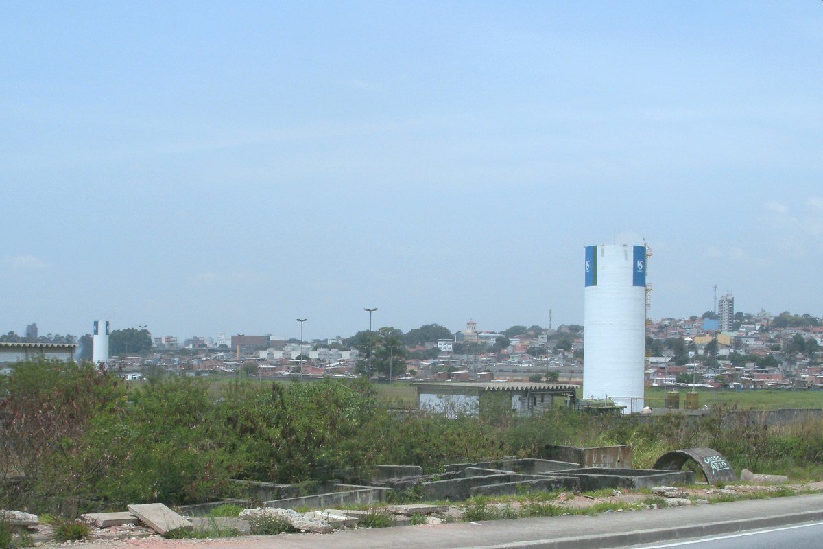 Estação de Tratamento de Esgoto da Sabesp em São Miguel, São Paulo, com reservatório elevado e estrutura de tratamento visíveis