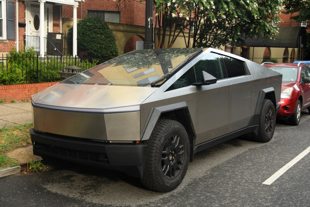 Tesla Cybertruck estacionado em rua residencial, modelo que teve queda de 48% nas vendas em 2025 e virou alvo de protestos