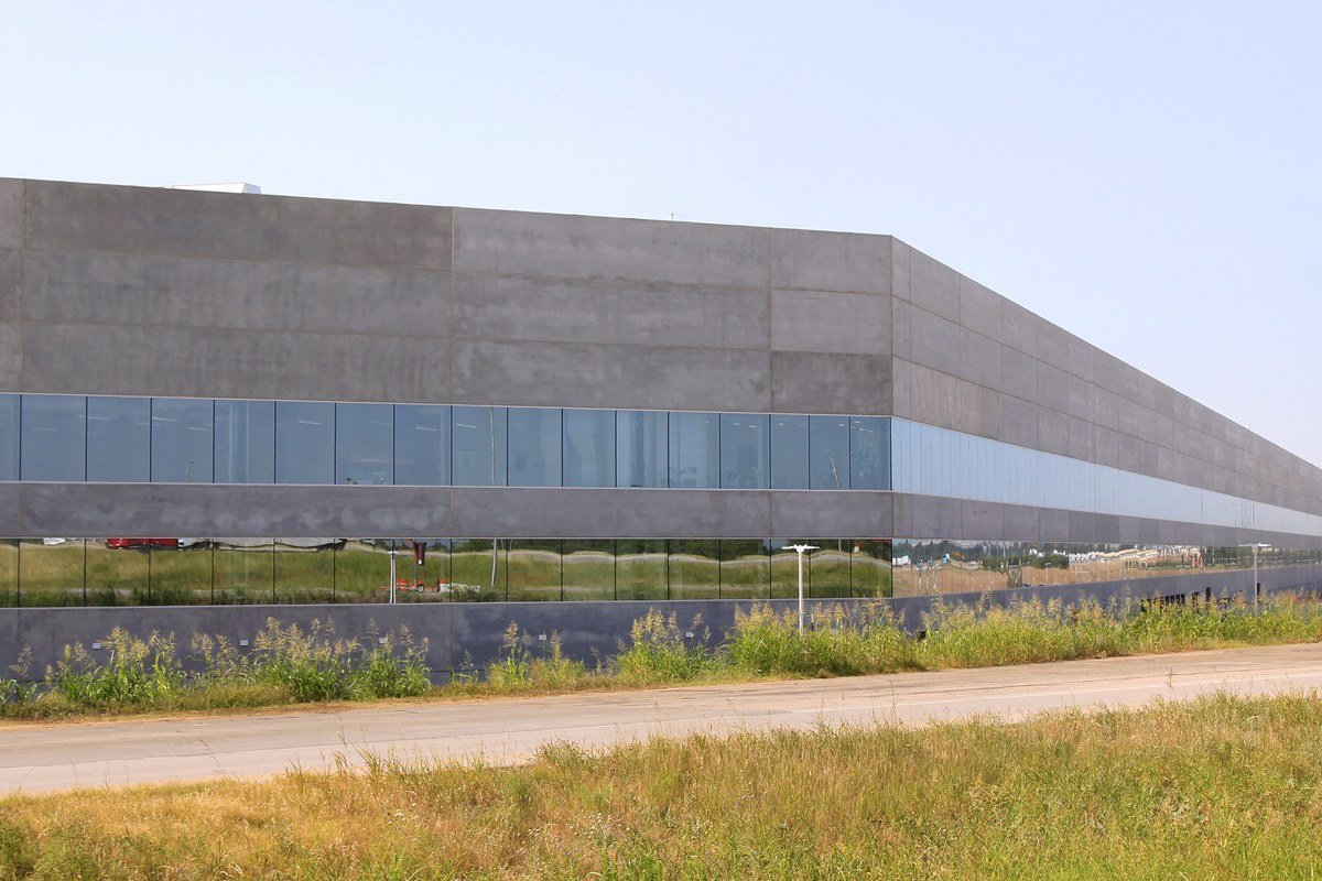 Fachada da Gigafactory da Tesla no Texas, fábrica responsável pela produção em massa dos modelos populares da empresa