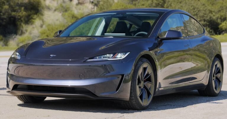 A história da Tesla: da startup de dois engenheiros ao fim do reinado elétrico
