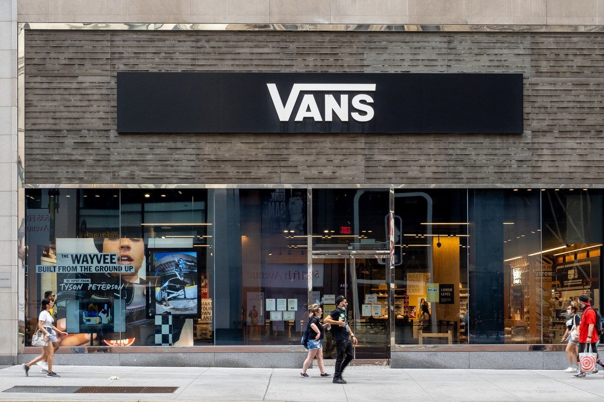 Fachada de loja Vans com pessoas passando na calçada, marca que a Arezzo&Co passou a distribuir com exclusividade no Brasil a partir de 2019