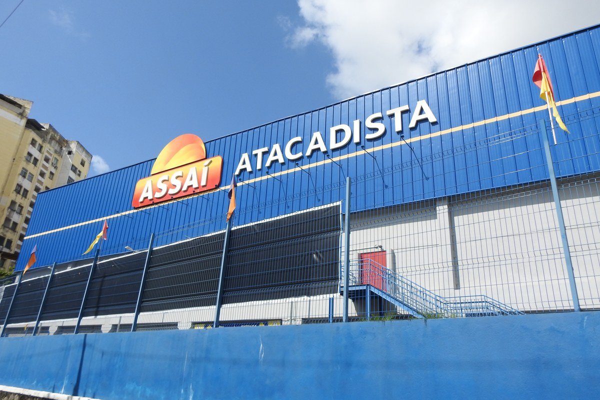 Fachada de loja do Assaí Atacadista em Salvador, Bahia