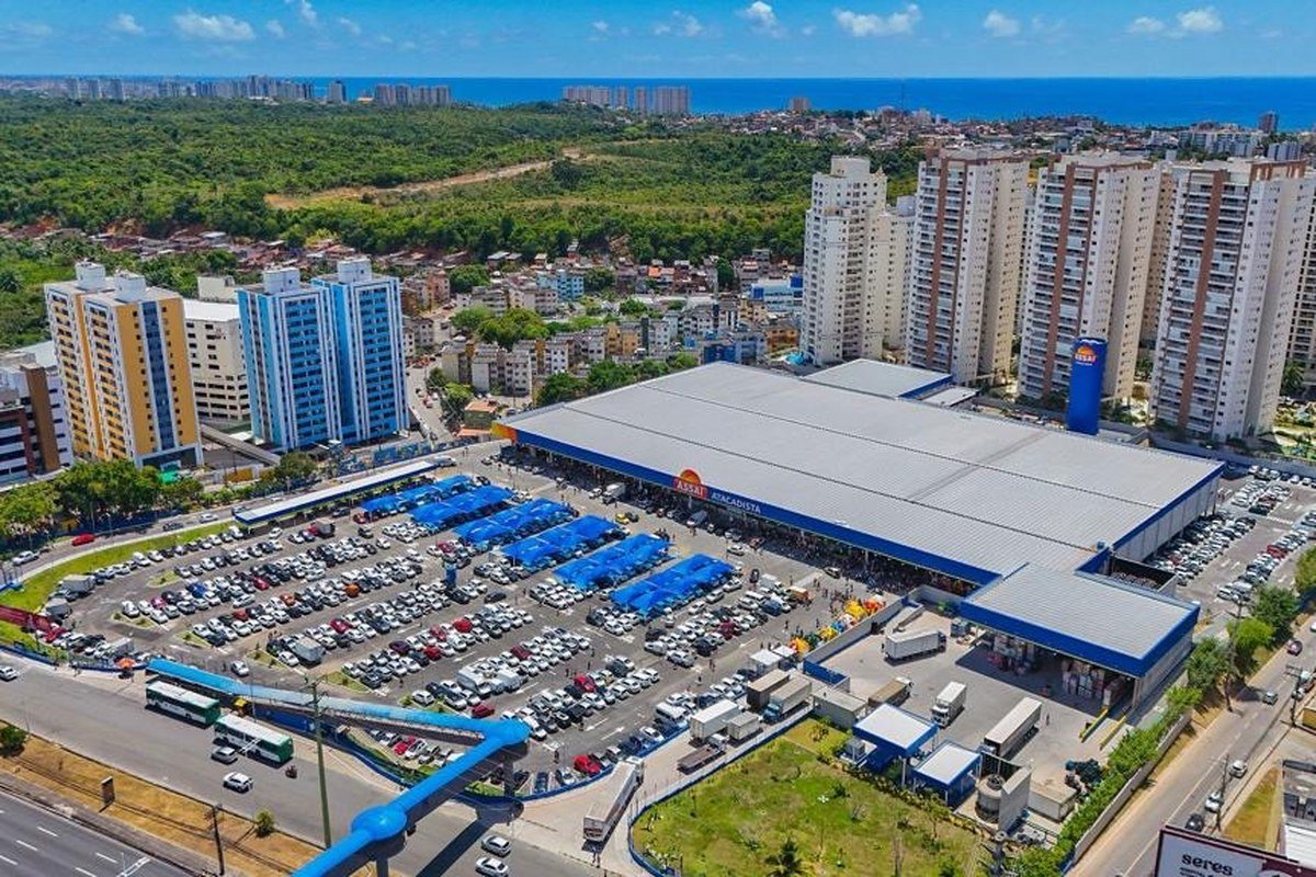 Vista aérea de uma loja do Assaí Atacadista, mostrando o porte da estrutura e do estacionamento