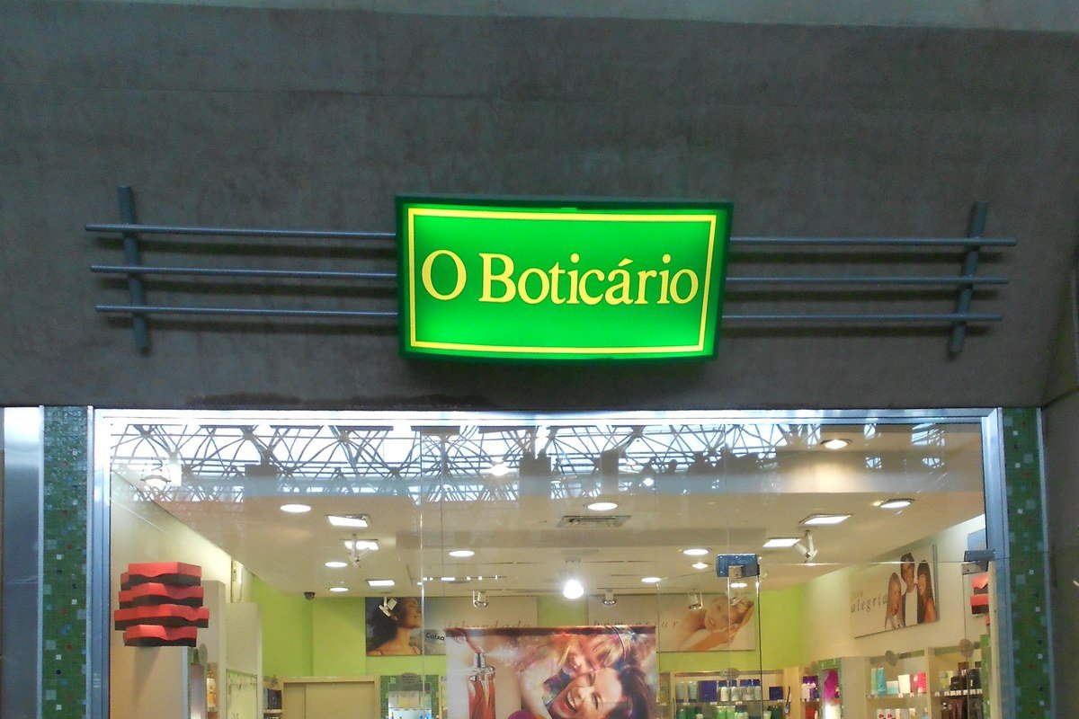 De shoppings a aeroportos: O Boticário se tornou uma presença constante no comércio brasileiro Fachada de loja O Boticário no Aeroporto do Galeão, no Rio de Janeiro, ilustrando a presença onipresente da marca no dia a dia do brasileiro