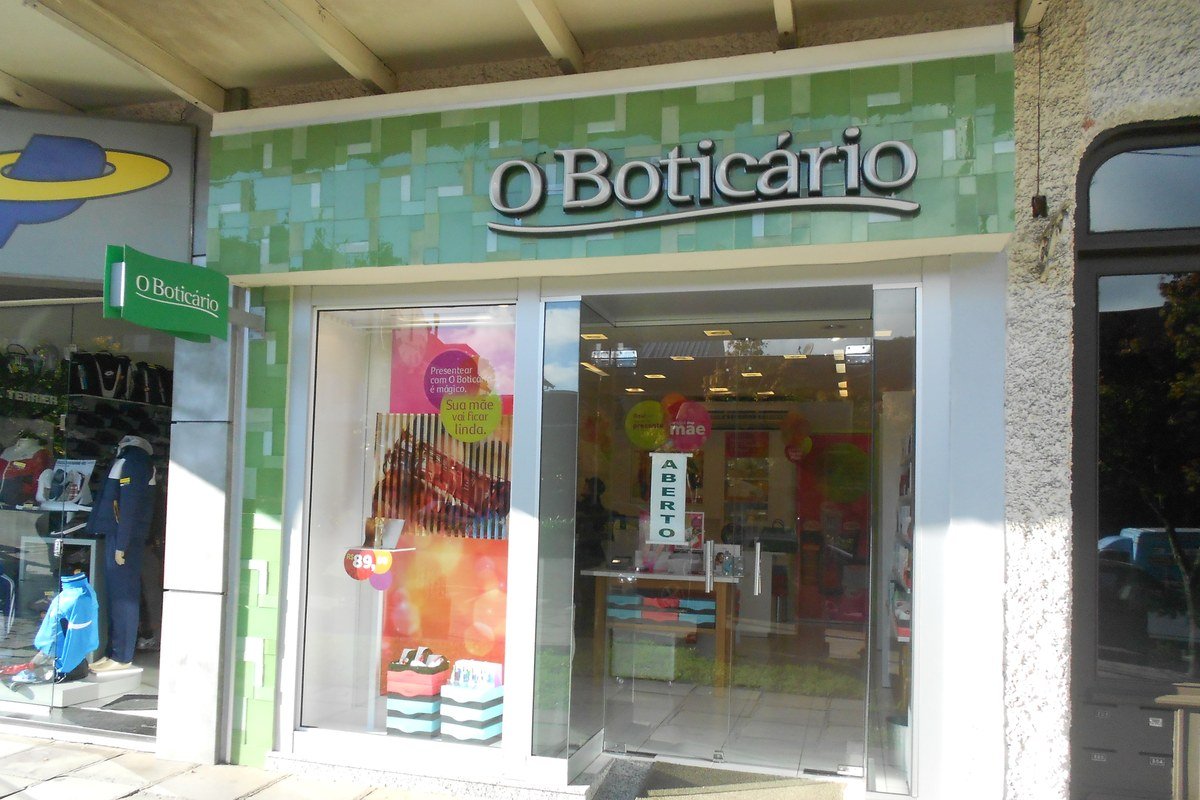A expansão via franquias levou O Boticário a centenas de cidades brasileiras já nos anos 1980 Fachada de loja O Boticário em Gramado, Rio Grande do Sul, ilustrando a expansão da marca por franquias em todo o país