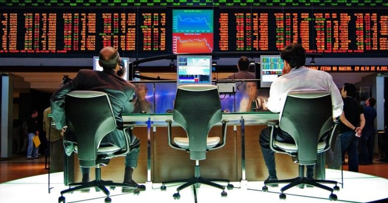 Copom corta a Selic para 13,75% e Fed sobe os juros nos EUA: o que muda no seu bolso