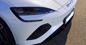 A história da BYD: do órfão que fabricava baterias ao investimento de Warren Buffett e à fábrica na antiga planta da Ford