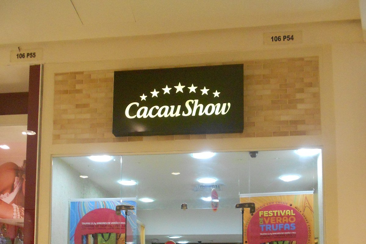 Fachada de loja da Cacau Show em shopping center