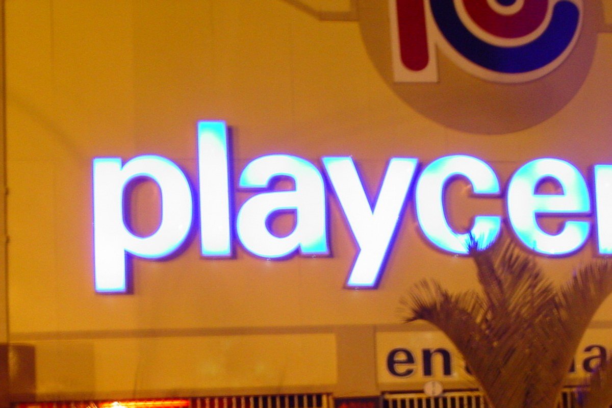 Letreiro iluminado do parque Playcenter, grupo adquirido pela Cacau Show em 2024
