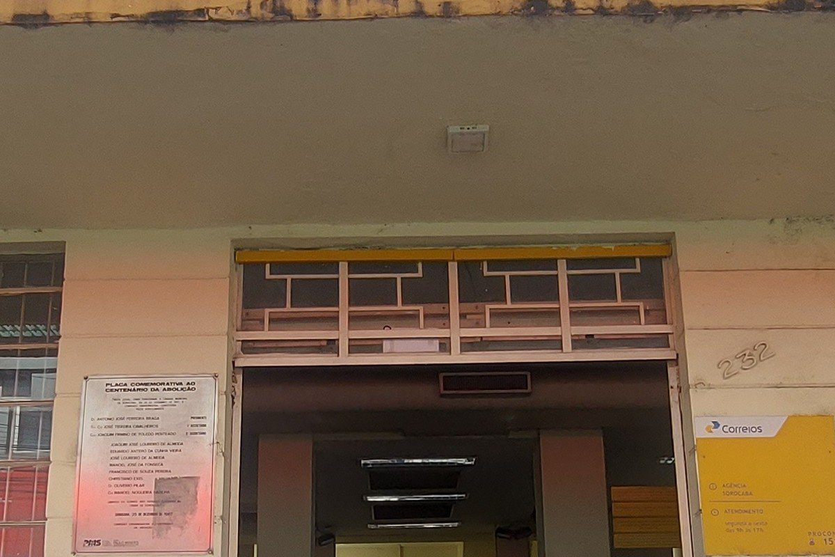 Entrada de agência dos Correios com placa oficial