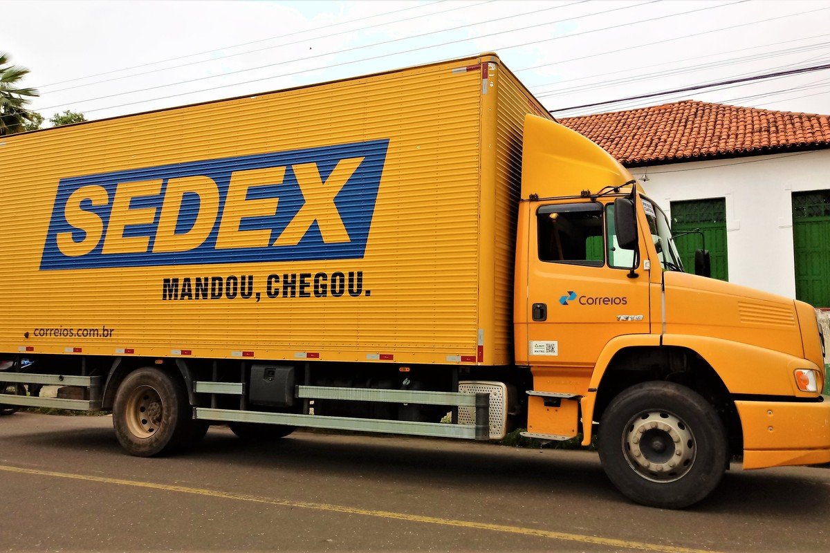 Caminhão do SEDEX dos Correios, serviço expresso de entregas, com a identidade visual oficial da empresa