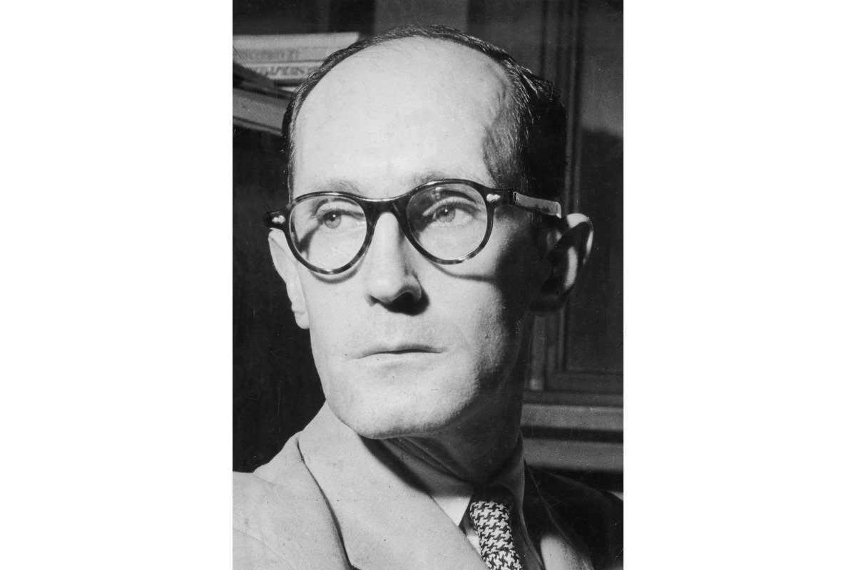Retrato em preto e branco do poeta Carlos Drummond de Andrade usando óculos de grau, foto de 1970