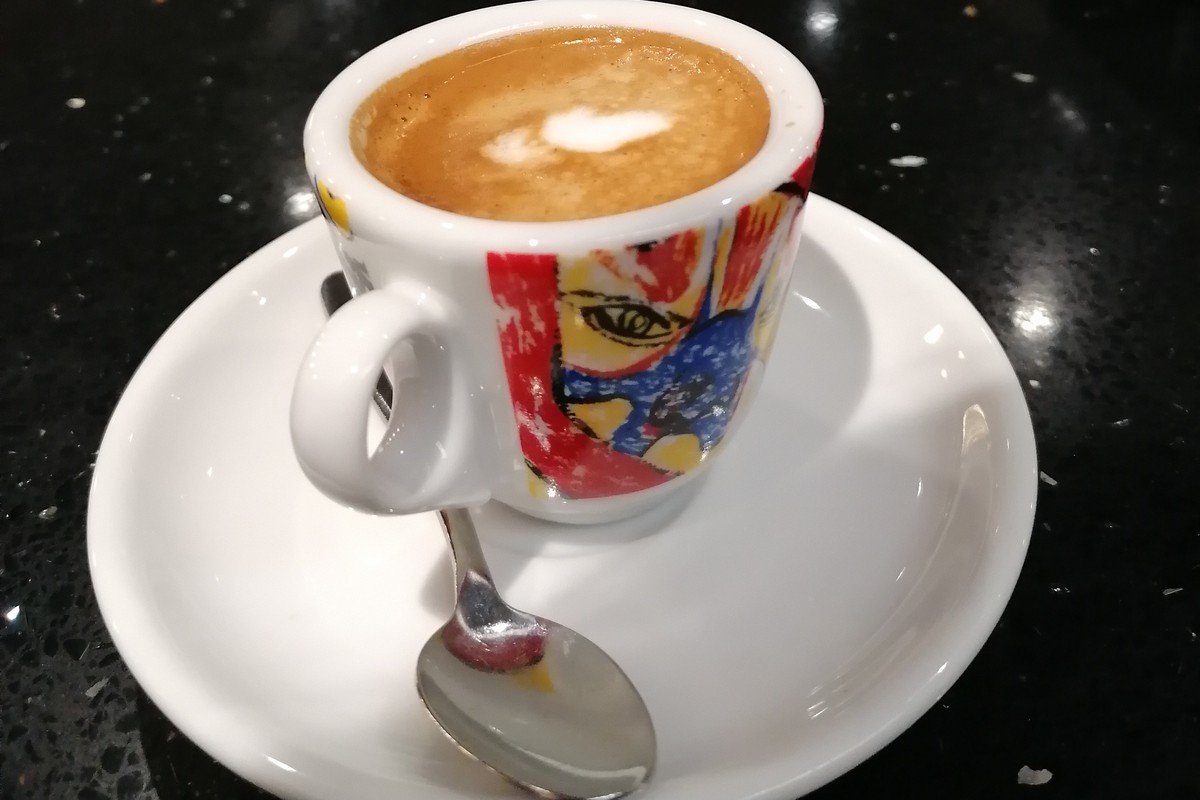 Xícara de café expresso servida em bar italiano