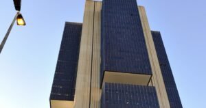 Boletim Focus: mercado reduz projeção de PIB e inflação para 2026 na véspera da decisão do Copom e do Fed