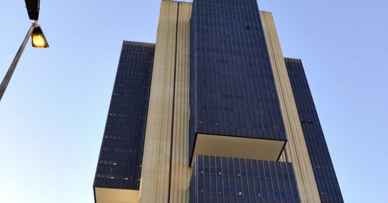 Boletim Focus: mercado reduz projeção de PIB e inflação para 2026 na véspera da decisão do Copom e do Fed