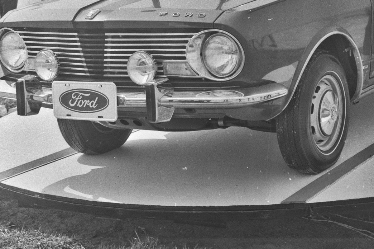 O Corcel nasceu da aquisição da Willys-Overland pela Ford em 1967 Ford Corcel recém-lançado em feira industrial de Sorocaba, 1969