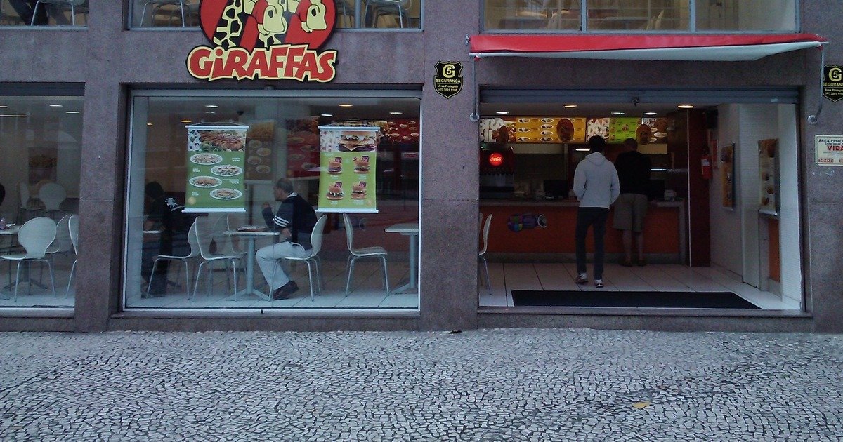 Fachada de uma loja Giraffas na Praça General Osório, em Curitiba