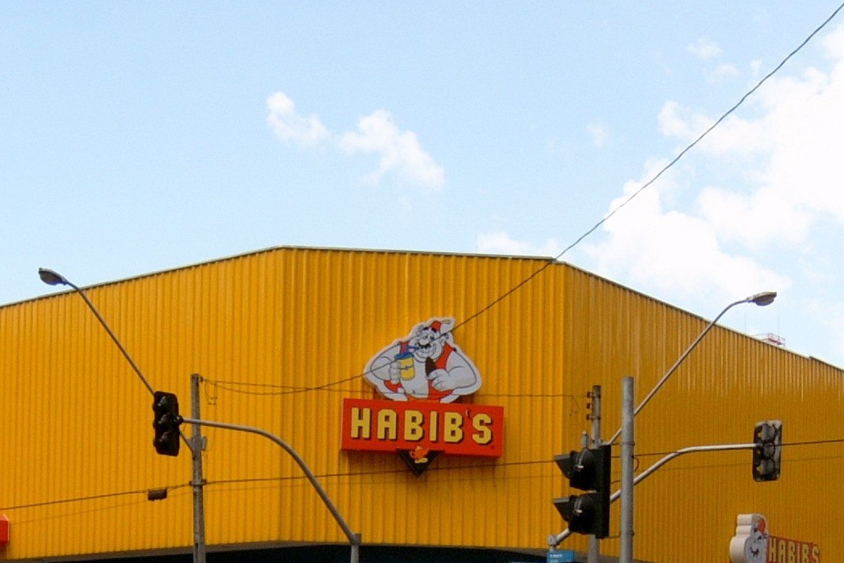 Fachada de loja do Habib's em Curitiba, com o mascote e logotipo clássicos da marca