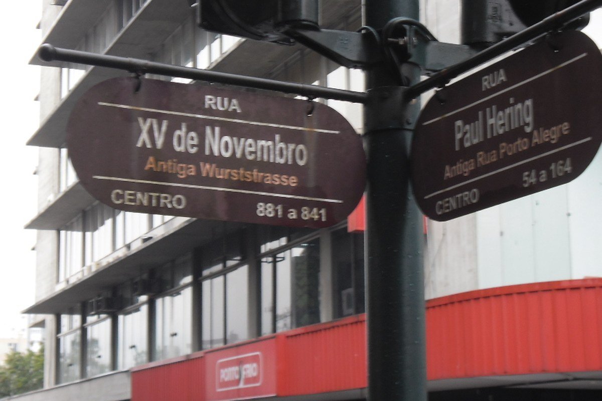 Blumenau guarda até hoje marcas da colonização alemã e da família fundadora da Hering Placas de rua em Blumenau mostrando a Rua Paul Hering e a Rua XV de Novembro, antiga Wurststrasse