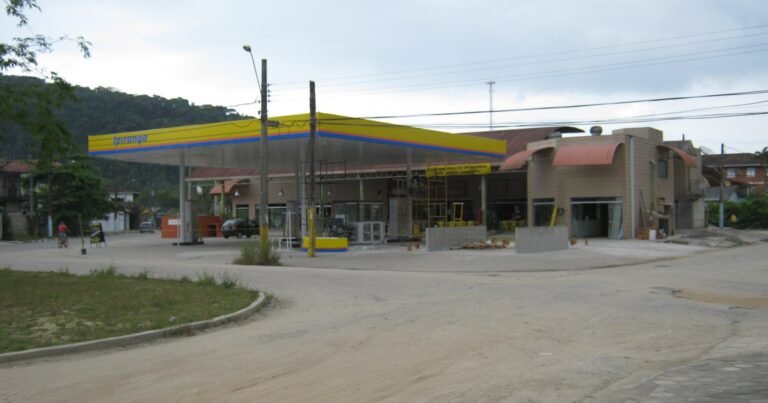 A história da Ipiranga: da primeira refinaria do Brasil aos postos que viraram parte do dia a dia