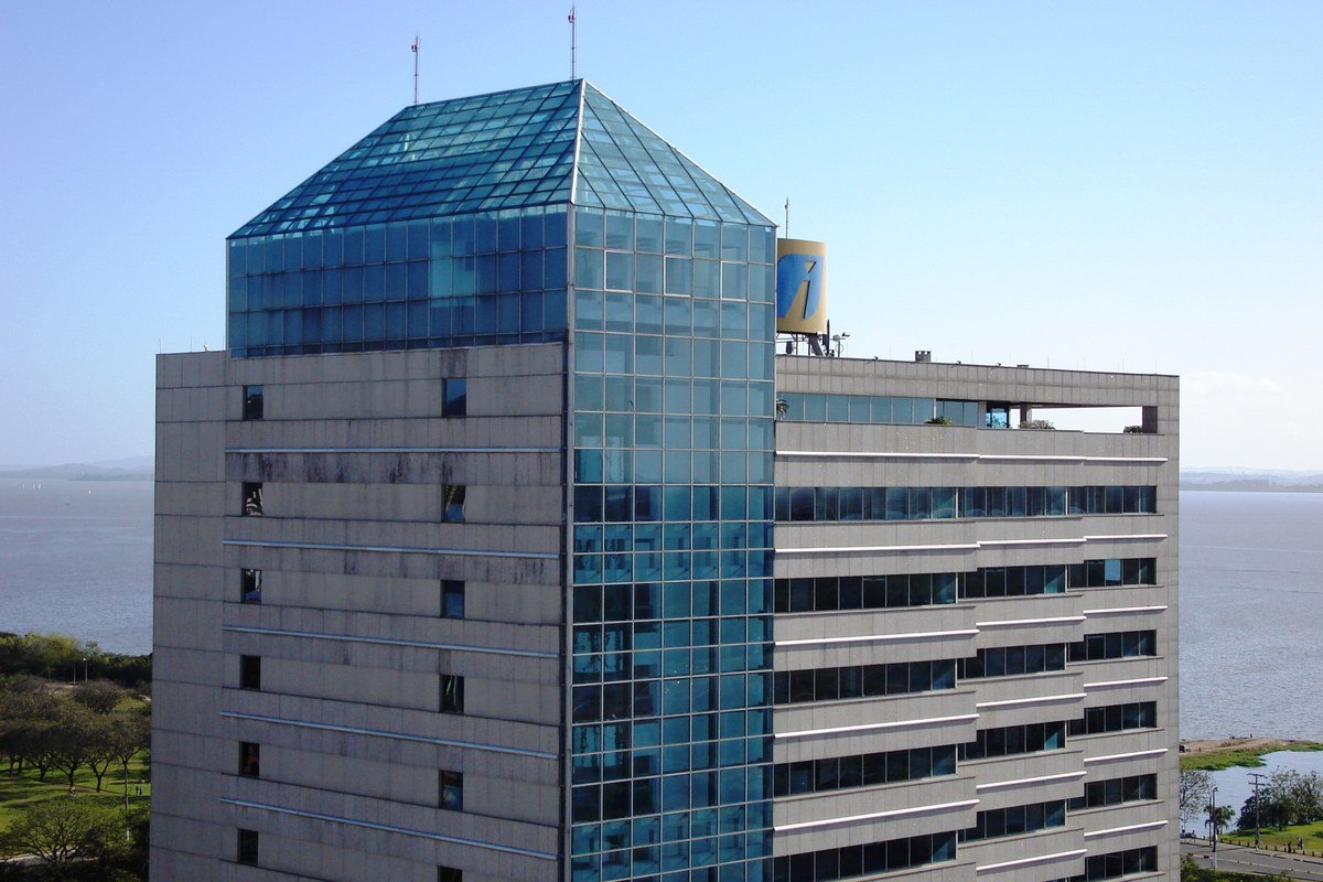 A sede do grupo Ipiranga em Porto Alegre, no estado onde a empresa nasceu em 1937 Edifício sede do Grupo Ipiranga em Porto Alegre, Rio Grande do Sul, cidade de origem da empresa