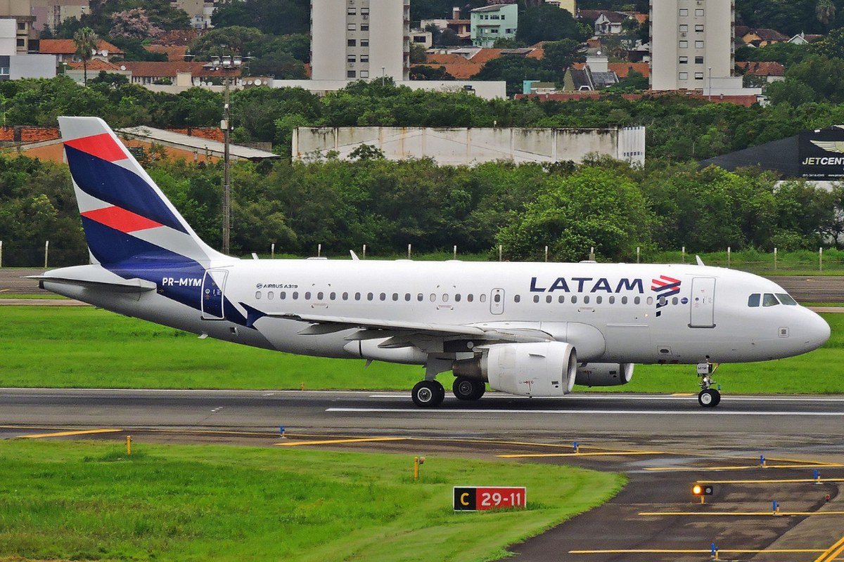 Aeronave Airbus A319 da LATAM Airlines Brasil no Aeroporto Salgado Filho, em Porto Alegre