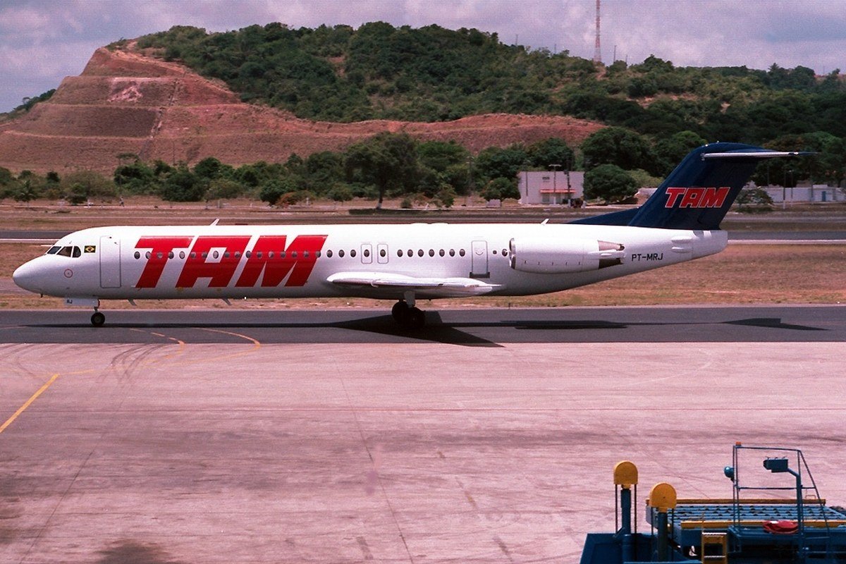 Aeronave Fokker 100 com a pintura histórica da TAM, empresa que deu origem à LATAM Brasil