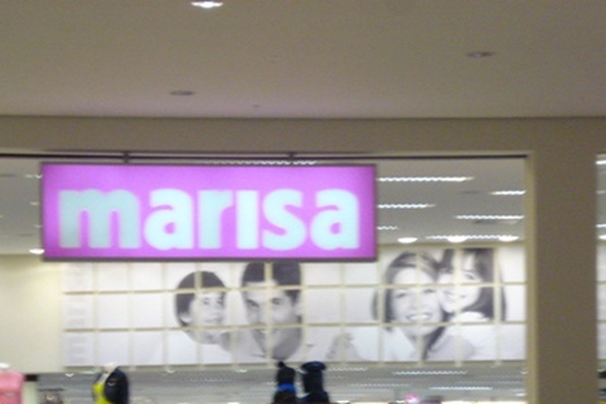 Letreiro de loja Marisa em shopping center em Natal, Rio Grande do Norte