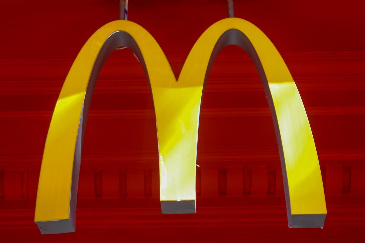 A Arcos Dourados administra mais de 2 mil lojas do McDonald's só no Brasil Letreiro dos arcos dourados de uma loja do McDonald's na Avenida Paulista, São Paulo, operada pela Arcos Dourados