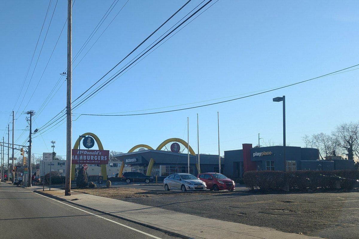 A identidade visual do McDonald's passou por diversas fases desde a fundação em 1940 McDonald's com recriação do letreiro de arco único e mascote Speedee, no estilo das décadas de 1950-60
