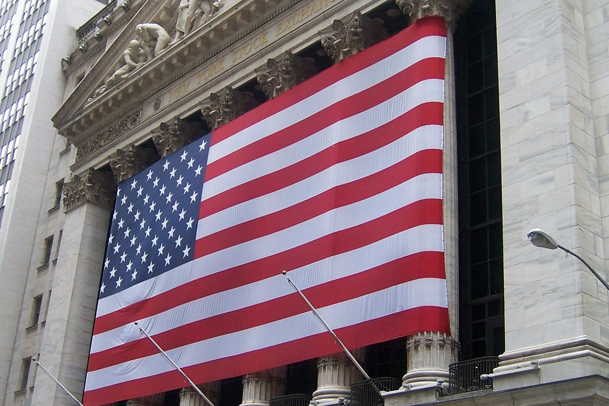 A Arcos Dourados abriu capital na NYSE em 2011, sob o ticker ARCO Fachada da Bolsa de Valores de Nova York (NYSE), onde a Arcos Dourados abriu capital em 2011