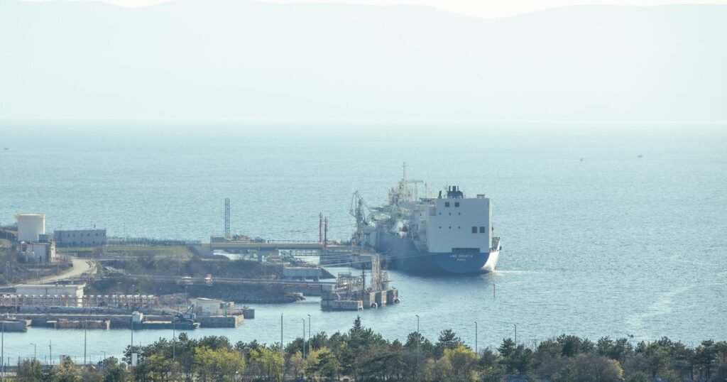 Petróleo sobe a US$ 97 com escalada da guerra EUA-Irã: o que isso muda para o Brasil 1 Petróleo sobe a US$ 97 com escalada da guerra EUA-Irã: o que isso muda para o Brasil