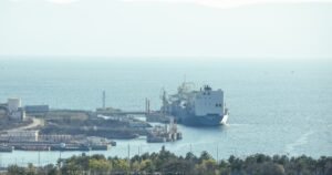 Petróleo sobe a US$ 97 com escalada da guerra EUA-Irã: o que isso muda para o Brasil