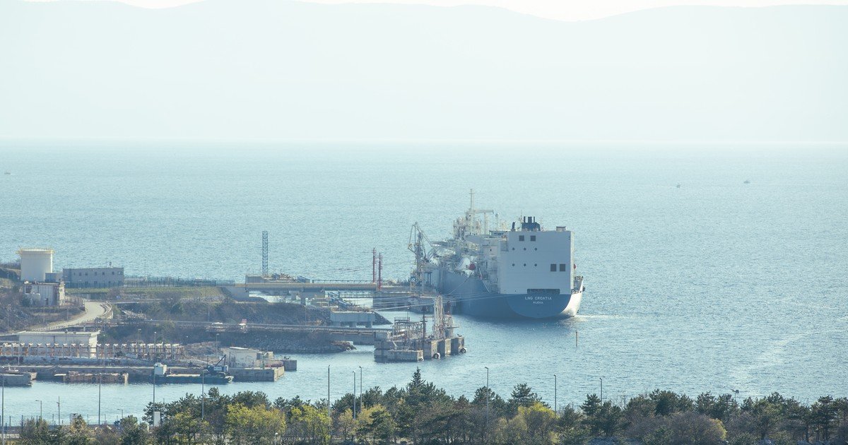 A escalada da guerra entre EUA e Irã aumenta o risco para o transporte marítimo de petróleo Navio petroleiro em porto internacional